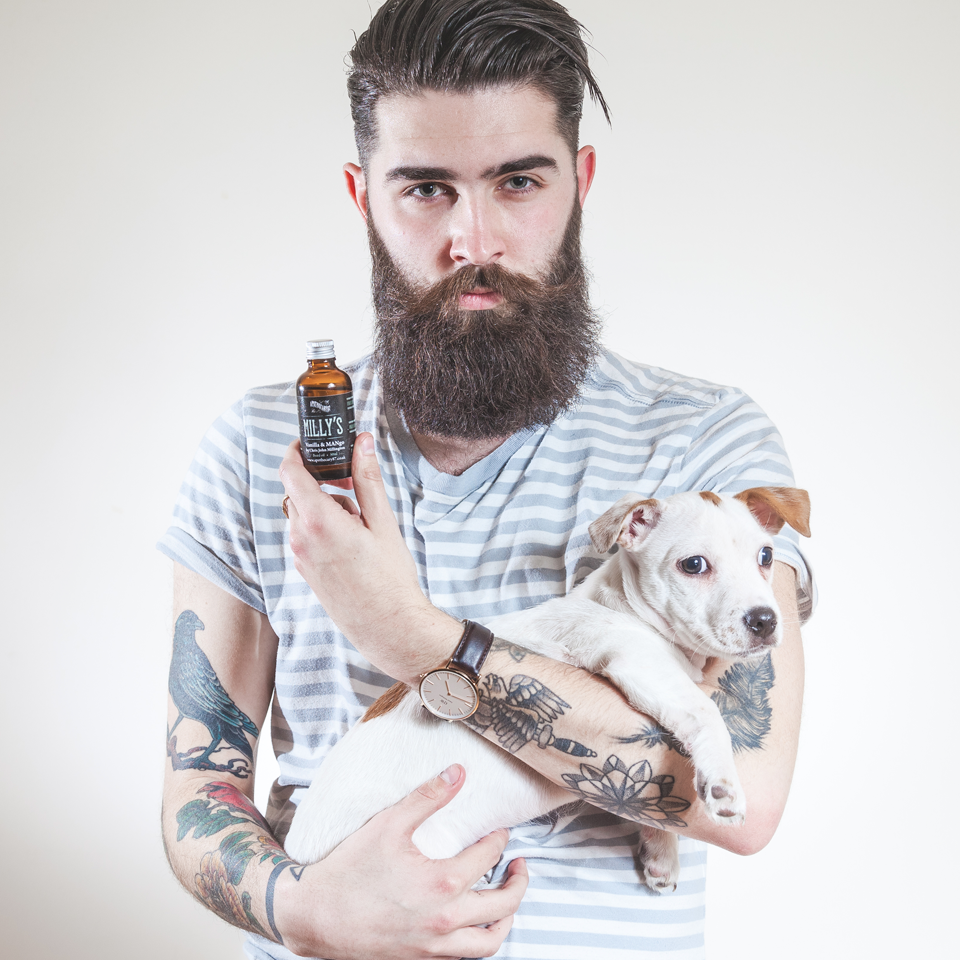 бородатый мужчина с собакой и маслом