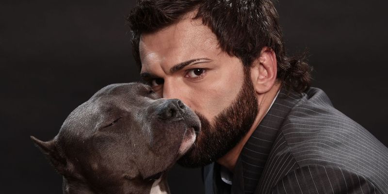 бородатый мужчина с собакой