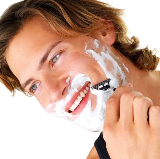 мужчина бреется
